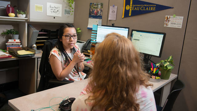 Student receiving advising support