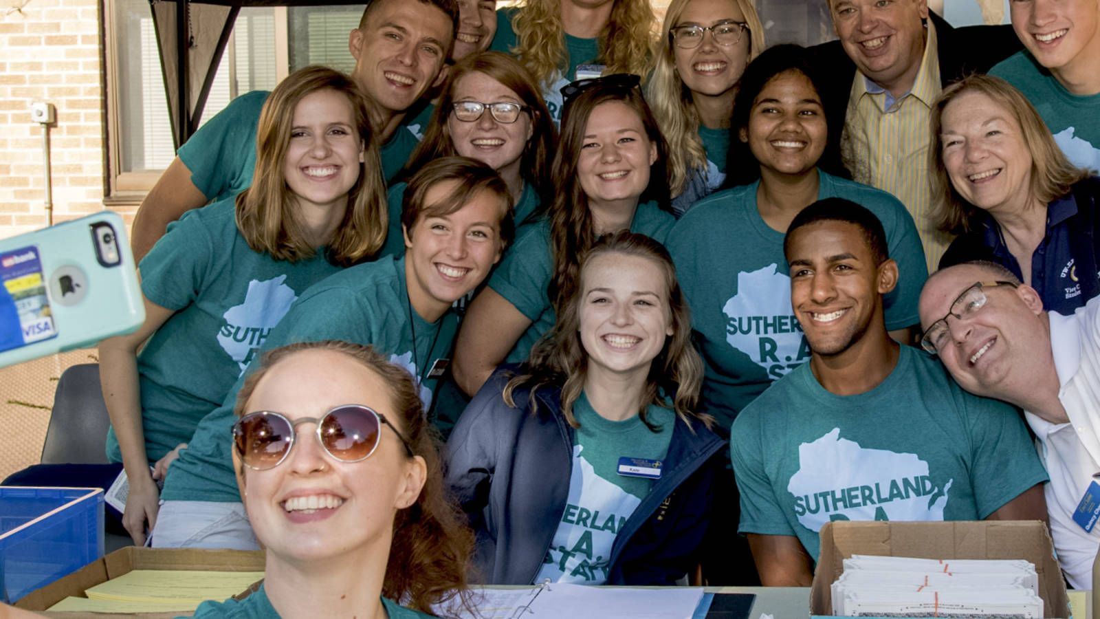 Sutherland Hall Move-In team takes selfie with Chancellor Jim