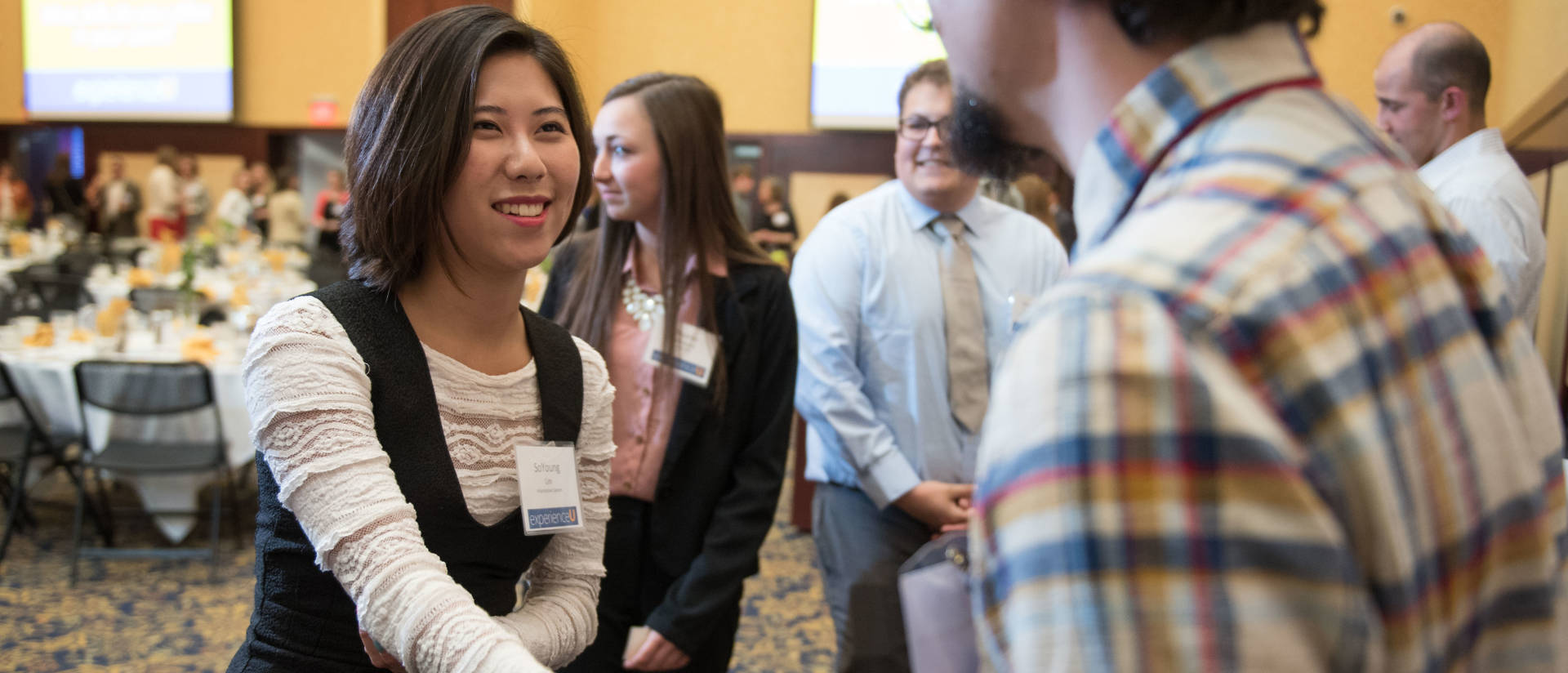 Student shaking hands with alumni during speed networking event at UW-Eau Claire’s Experience U.