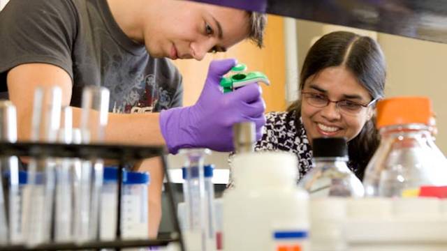 UW-Eau Claire chemistry student and professor working on a lab experiment.